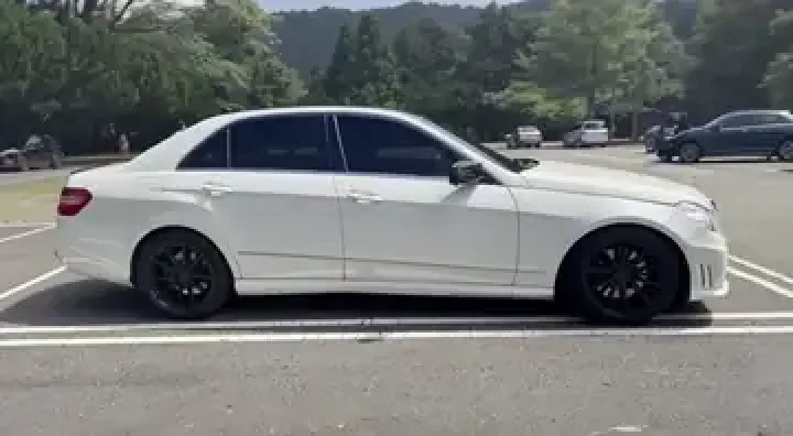 AutoIP 將白色汽車照片延伸成動畫片段的獨立案例
